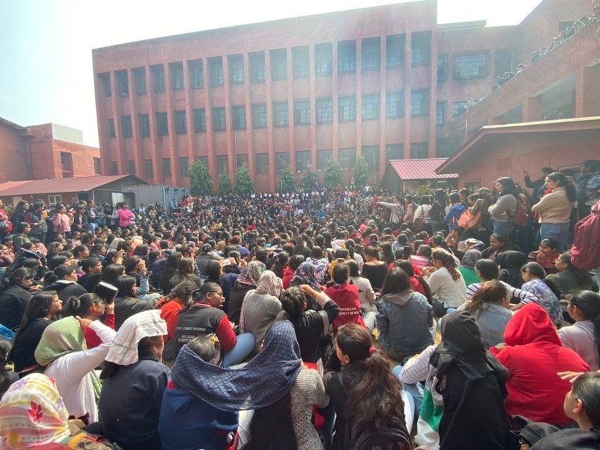 छात्राओं का आरोप है कि ये लड़के नशे में थे और उन्होंने लड़कियों पर हस्तमैथुन भी किया। छात्राओं का यह भी कहना है कि इस पूरे घटनाक्रम में पुलिस मूकदर्शक बनकर खड़ी रही।