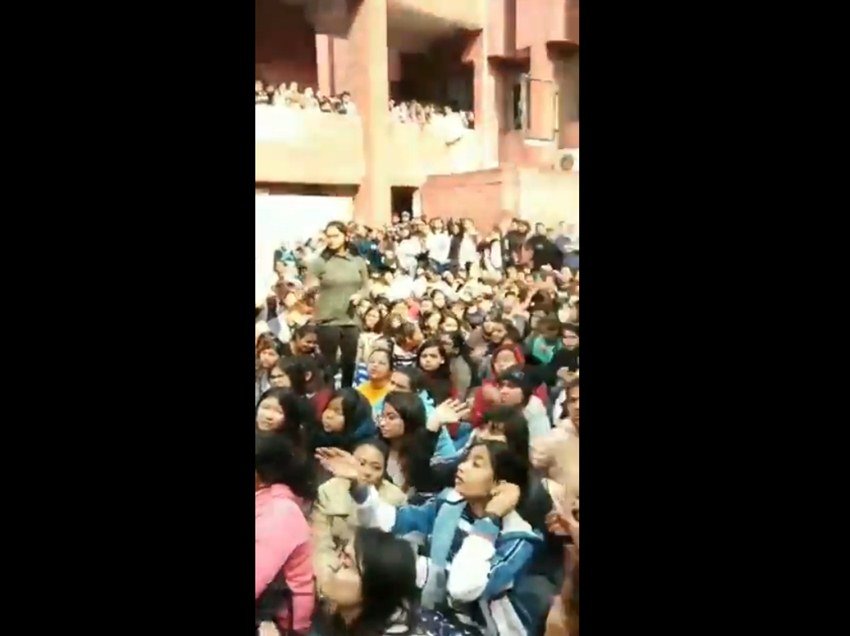 पूरा मामला 6 फरवरी का है। गार्गी कॉलेज की छात्राओं का आरोप है कि उस दिन प्रोग्राम के दौरान बड़ी संख्या में कुछ बाहरी लड़के कैंपस में घुस आए और उनके साथ छेड़खानी करने लगे।