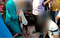 Video: गलत तरीके से छू रहा था, लड़की ने बीच बाजार पुलिस वाले को जूते से पीटा