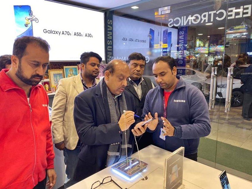 भारतीय जनता पार्टी के विजेंद्र गुप्ता वोटिंग के बाद मॉल में खरीददारी करने पहुंचे। (Photo: Twitter)