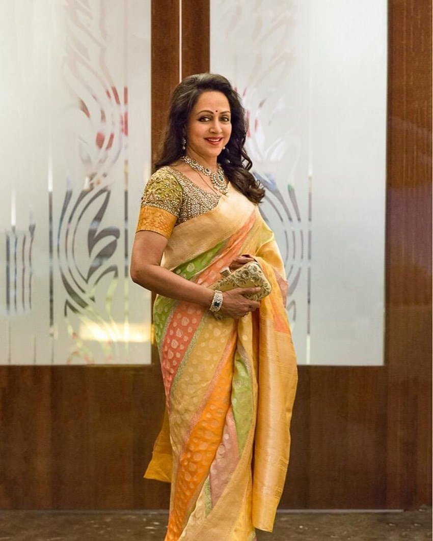 हेमा मालिनी को बॉलीवुड की ड्रीम गर्ल कहा जाता था। हेमा अब फिल्मों में तो ना के बराबर नजर आती हैं लेकिन उनका जलवा अभी भी कायम है। वह मथुरा से बीजेपी की सांसद चुनी गई हैं। सोशल मीडिया में भी हेमा मालिनी को लाखों लोग फॉलो करते हैं।