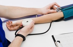 Blood Pressure: केला खाने से कंट्रोल होता है हाई ब्लड प्रेशर, और भी हैं कई घरेलू नुस्खे