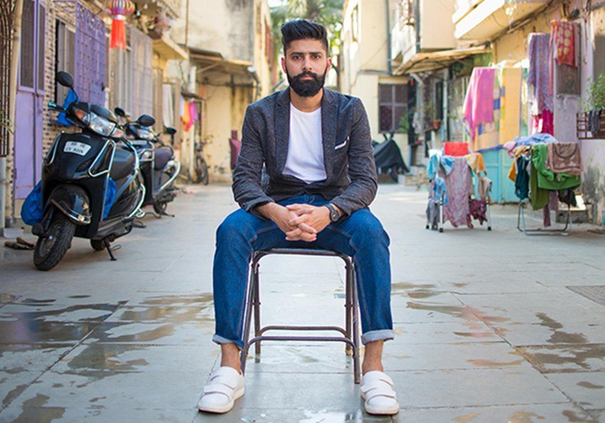 Hitesh Pardesi: डिजिटल कंटेंट इंडस्ट्री में हितेश परदेशी एक बड़ा नाम हैं। वह AIB के साथ भी काम कर चुके हैं। दिल्ली विधानसभा चुनावों के दौरान उनके मजेदार कंटेंट काफी चर्चा में रहे। इस चुनाव में हितेश ने कंटेंट राइटिंग के साथ ही एडिटिंग का भी काम बखूबी किया जो सोशळ मीडिया में काफी पसंद किया गया। (Photo: WODROB)