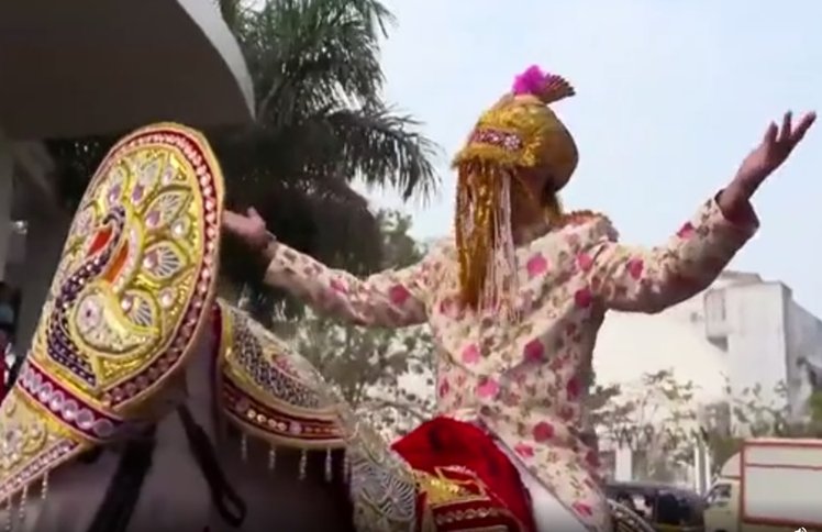 Indian Idol 11: आदित्य नारायण की निकली बारात, कंटेस्टेंट बने बाराती; नेहा ने गाया- सेहरा सजा के रखना