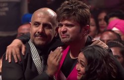 Indian Idol 11: कंटेस्टेंट के परफॉर्मेंस पर भावुक हुए जजेज, फूट फूट कर रोए हिमेश रेशमिया; विशाल, नेहा कक्कड़ ने दिया सहारा