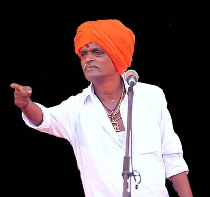 सोशल मीडिया में आए दिन ऐसे वीडियो या तस्वीरें सामन आती रहती हैं जो वायरल होने लगती हैं। ऐसा ही कुछ हुआ है मराठी कीर्तनकार और उपदेशक इंदुरीकर महाराज के एक वीडियो के साथ। ये वीडियो उनके एक प्रवचन का है। माना जा रहा है कि इस वायरल वीडियो में जो वो बातें कर रहे हैं उसके लिए उनपर केस दर्ज हो सकता है। दरअसल इंदुरीकर महाराज ने बेटा पैदा करने का 'ऑड ईवन फार्मूला' बताया है।