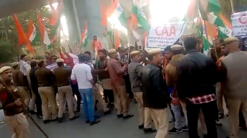 बताया जा रहा है कि पुलिस नारेबाजी करने वाले लोगों से बातचीत कर रही है और उन्हें वहां से दूर हटाने की कोशिश में है।