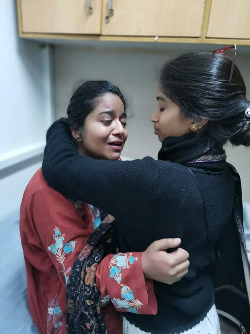 टीवी चैनल इंडिया टुडे से बातचीत के दौरान एक छात्रा ने कहा कि एक महिला पुलिसकर्मी ने उसका बुर्का हटाया और लाठी से उसके प्राइवेट पार्ट पर वार किया।
