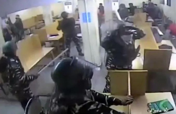 दो महीने बाद जामिया कॉर्डिनेशन कमेटी ने जारी किया CCTV फुटेज, लाइब्रेरी में घुसकर निहत्थे छात्रों पर डंडे बरसाते दिखे पुलिसकर्मी