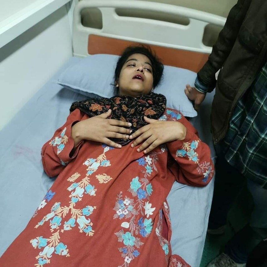 छायल छात्राओं की तस्वीरें शेयर करते हुए लोग लिख रहे हैं कि ऐसी घटनाओं पर भी अगर आवाज ना उठाई गई तो कल हम सबके साथ ऐसा ही होगा।