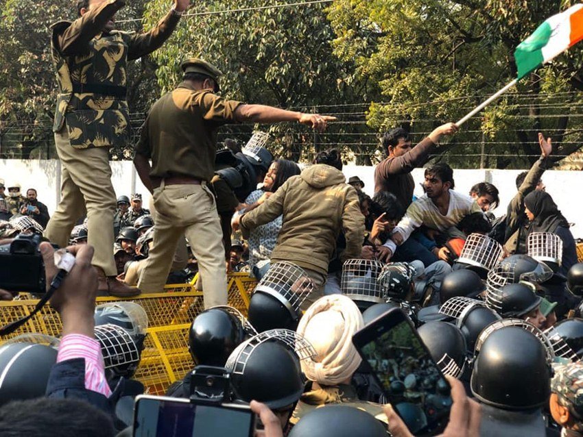दरअसल घायल छात्राओं का आरोप है कि पुलिस ने उनके प्राइवेट पार्ट पर चोट पहुंचाई।