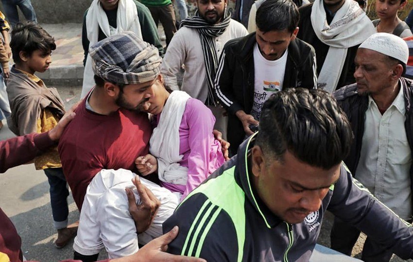 तस्वीरों पर सोशल मीडिया में लोगों की तीखी प्रतिक्रियाएं आ रही हैं।