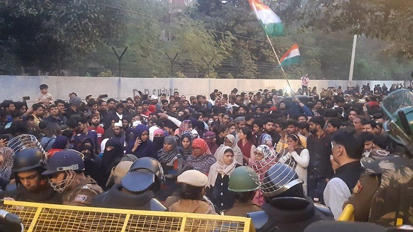 पुलिस और प्रदर्शनकारियों के बीच इस भिड़ंत में करीब 27 लोगों के जख्मी होने की खबर है।
