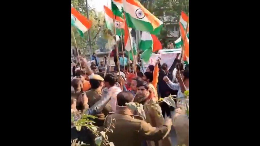 मीडिया रिपोर्ट्स के मुताबिक कुछ अज्ञात लोगों के यूनिवर्सिटी में घुसने की खबर मिलते ही पुलिस मौके पर पहुंच गई और नारेबाजी कर रहे लोगों को समझाने की कोशिश की।