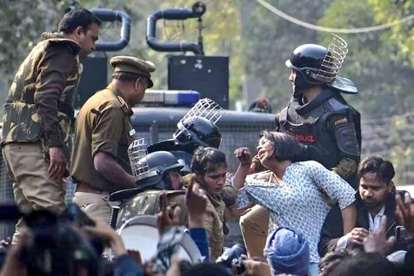 लोग लिख रहे हैं कि क्या ये छात्राएं कोई आतंकी हैं कि इनके साथ इस कदर ज्यादती की गई।