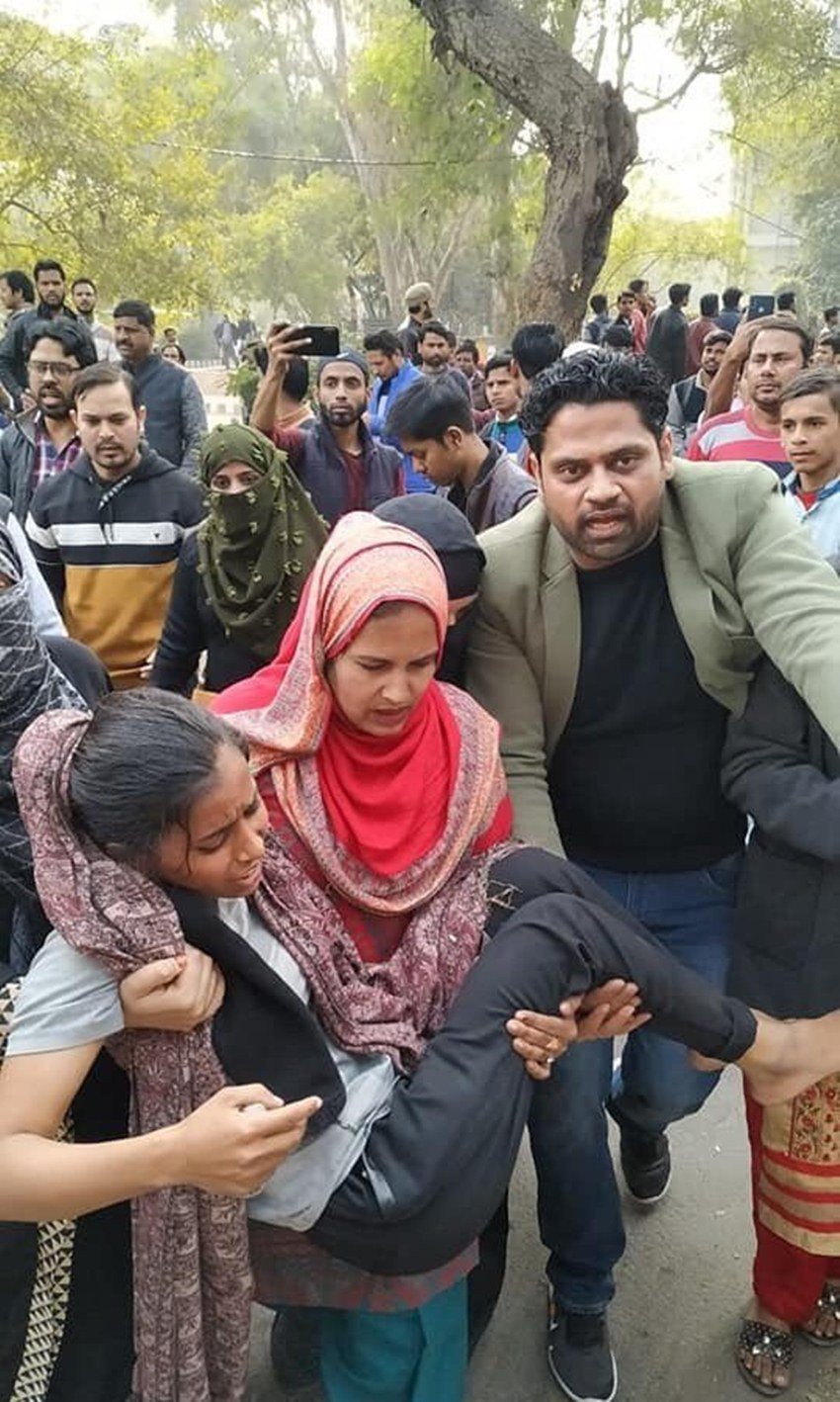 सोशल मीडिया में इस मार्च के बाद घायल छात्राओं की तस्वीरें वायरल हो रही हैं।