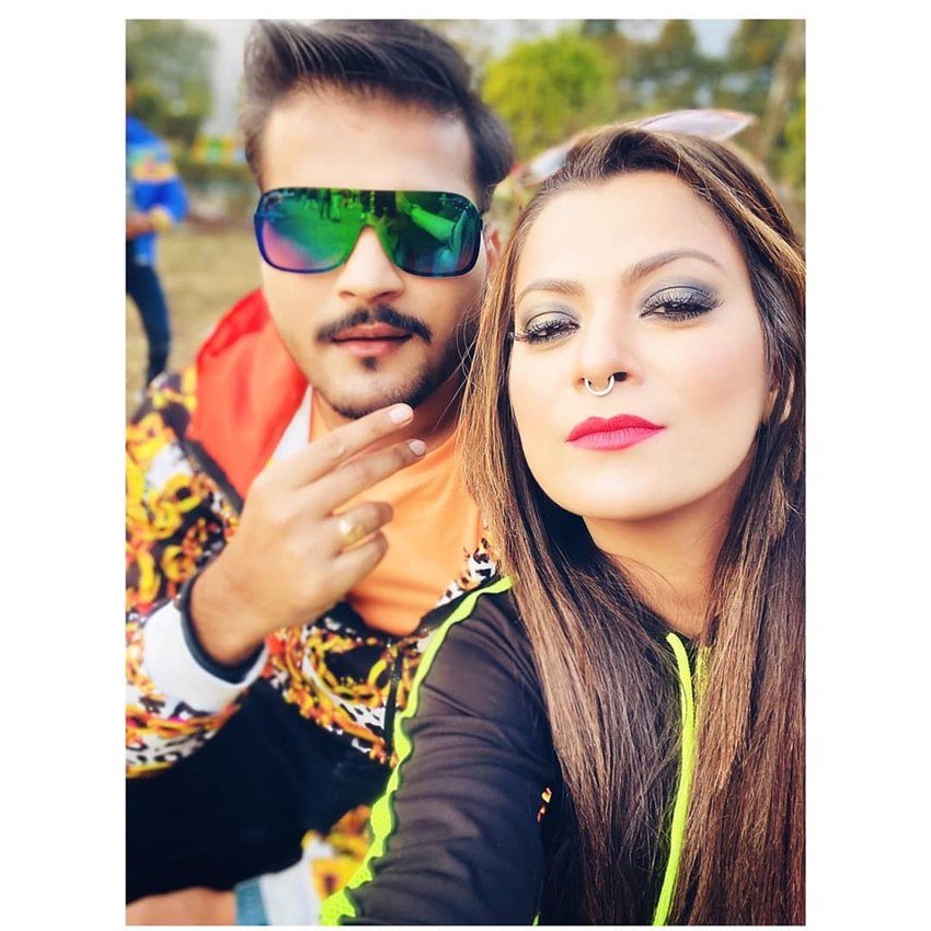 अरविंद सिंह अकेला ने 'गवनवा कहिया ले जईबा ना' से म्यूजिक इंडस्ट्री में डेब्यू किया था। पहले ही एल्बम ने उन्हें मशहूर बना दिया।