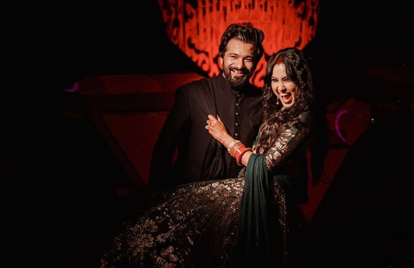 Kamya Punjabi Shalabh Dang Reception: फेमस टीवी एक्ट्रेस काम्या पंजाबी एक बार फिर से दुल्हन बन गई हैं। 10 फरवरी को काम्या ने अपने बॉयफ्रेंड शलभ डांग के साथ सात फेरे लिए। शादी के बाद 11 फरवरी को मुंबई में ही इस न्यूली वेड कपल ने रिसेप्शन पार्टी रखी। इस पार्टी में दोनों की गडब की केमिस्ट्री देखने को मिली। रिसेप्शन में परिवार के लोगों के साथ ही करीबी दोस्तों मे शिरकत की। रिसेप्शन की तस्वीरें सोशल मीडिया में वायरल हो रही हैं।