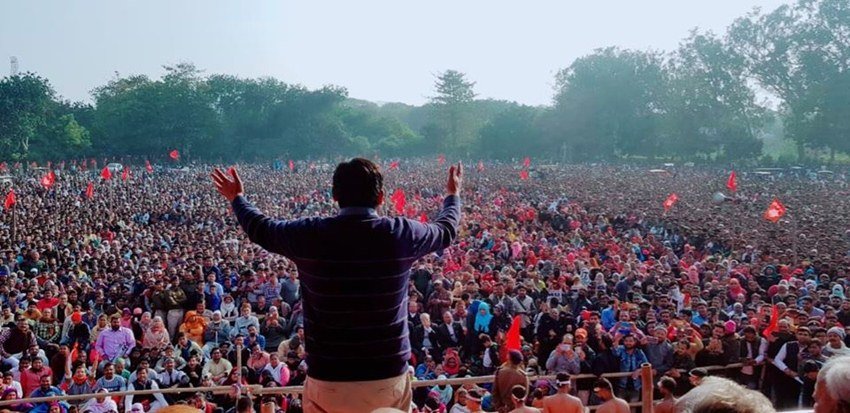 कन्हैया ने अपने सोशल मीडिया अकाउंट से लिखा- आज जन-गण-मन यात्रा का क़ाफ़िला बक्सर में सभा करने के बाद आरा पंहुचेगा। गोडसे-प्रेमियों ने आरा में होने वाली सभा के मंच में कल रात आग लगा दी है लेकिन हम तो जाएंगे मोहब्बत का कारवां लेकर और लगाएंगे नफ़रत से आज़ादी के नारे।