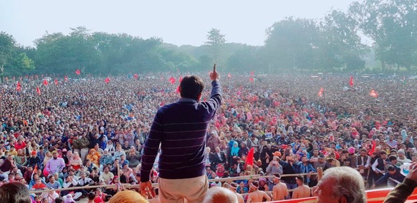 आग लगाए जाने की खबर साझा करते हुए कन्हैया कुमार ने कहा कि वो इसके बावजूद भी आरा जाएंगे और नफरत से आजादी का नारा लगाएंगे।