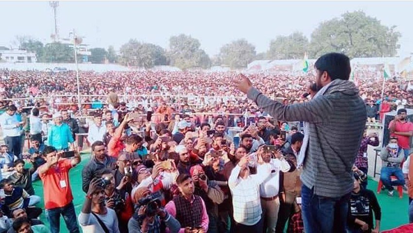 कन्हैया की रैलियों की तस्वीरें शेयर कर लोग बीजेपी को आगाह कर रहे हैं। लोग लिख रहे हैं कि देख लिजिए ये भीड़ किराए पर नहीं आई है।