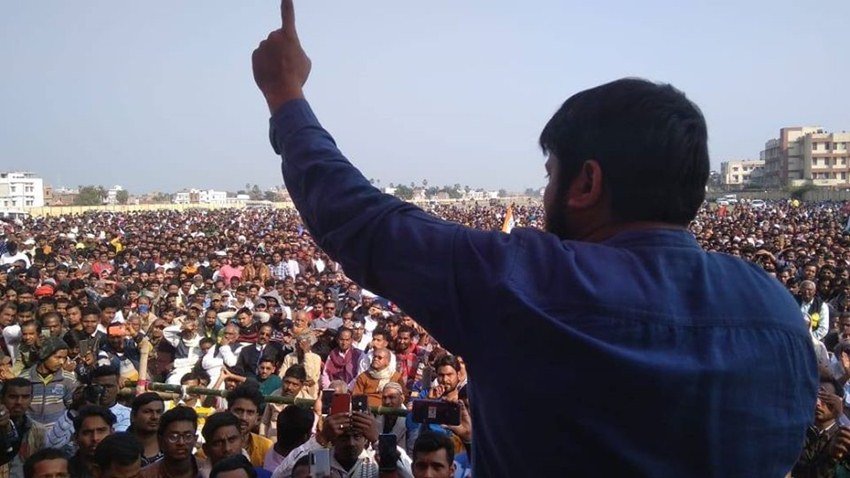 कन्हैया ने अपने विरोधियों को जवाब देते हुए यह भी लिखा कि इंक़लाब मंच का मोहताज नहीं होता दोस्तों।