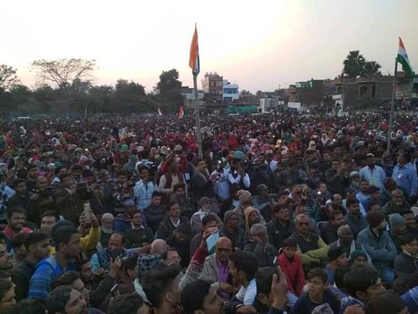 बता दें कि नागरिकता संशोधन कानून को लेकर देश के कई हिस्सों में लोग विरोध प्रदर्शन भी कर रहे हैं।
