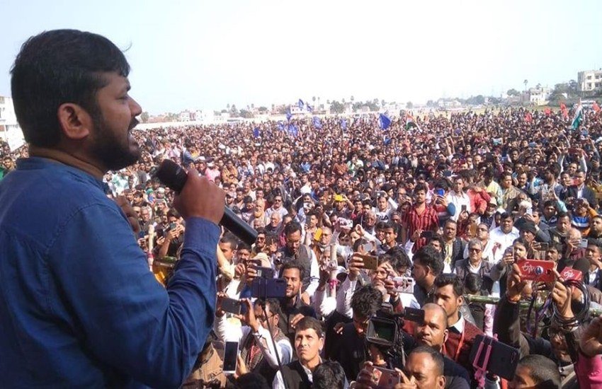 जवाहर लाल यूनिवर्सिटी (JNU) छात्र संघ के पूर्व अध्यक्ष और कम्युनिस्ट पार्टी ऑफ इंडिया (CPI) के नेता कन्हैया कुमार बिहार में 'जन-गण-मन यात्रा' निकाल रहे हैं। 30 जनवरी चंपारण से शुरू हुई इस यात्रा के 5 दिन बीत चुके हैं। इस यात्रा में कन्हैया लोगों से मिल रहे हैं, रैलियां कर रहे हैं और नागरिकता संशोधन कानून और एनआरसी समेत केंद्र सरकार के कुछ फैसलों को गलत बताते हुए लोगों का समर्थन हासिल कर रहे हैं। कन्हैया की इस जन-गण-मन यात्रा में भारी संख्या में भीड़ जुट रही है। कन्हैया के रैलियों की तस्वीरें भी सोशल मीडिया में वायरल हो रही हैं। लोग ये तस्वीरें शेयर करते हुए लिख रहे हैं कि कन्हैया की रैली में जुटी भीड़ साबित कर रही है कि वो सरकार से कितनी खफा है। (All Photos: Kanhaiya Kumar facebook)