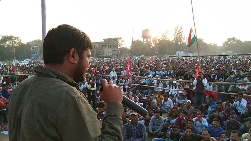 कन्हैया ने कहा कि सरकार का काम लोगों को सुरक्षा देना होता है लेकिन यहां तो सरकारी संस्थानों को ही बेचा जा रहा है। इन संस्थानों से जुड़े लोगों की नौकरियां खतरे में पड़ गईं हैं और ज़िन्दगी अस्त व्यस्त हो गई है।