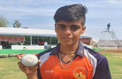 चाची के दिए बल्ले से सीखा क्रिकेट का ककहरा, अब एक पारी में 10 विकेट लेकर 16 साल की काशवी गौतम ने रच दिया इतिहास