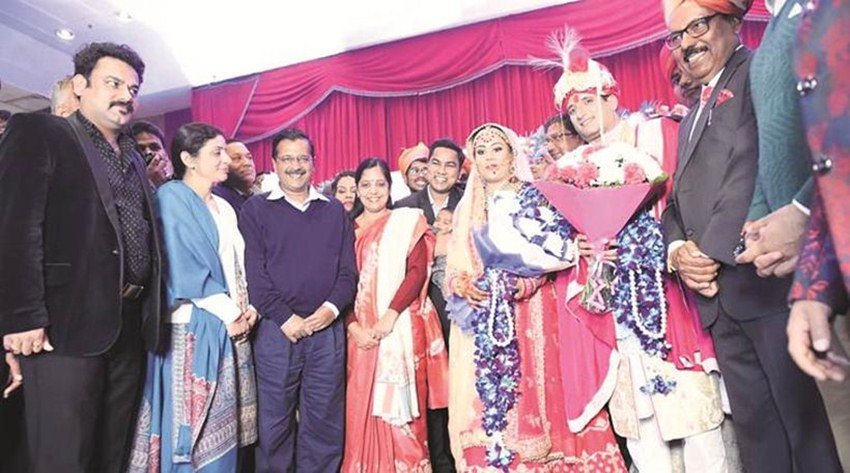 आम आदमी पार्टी के संयोजक और दिल्ली के सीएम अरविंद केजरीवाल अपनी जीत को लेकर बेफिक्र हैं। एग्जिट पोल के नतीजों से भी उन्हें सुकून मिला होगा। इन सबके बीच अरविंद केजरीवाल शादी में शरीक होते दिखे।