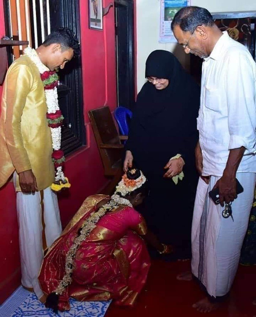 बताया जाता है कि अब्दुल्ला और खदीजा ने राजेश्वरी के पिता की मौत के बाद उसे गोद ले लिया था।