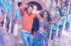 Bhojpuri Song Video: ‘लगा के वैसलीन’ सॉन्ग में खेसारी लाल यादव संग आम्रपाली दुबे ने किया जबरदस्त डांस, वायरल हुआ वीडियो