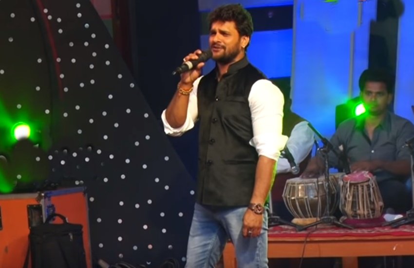 khesari, Khesari Lal, Khesari Lal program, देवरिया महोत्सव, Khesari Lal program at Deoria mahotsav, Deoria, khesari lal live show, khesari lal stage show, khesari show in deoria, खेसारी लाल, खेसारी लाल का कार्यक्रम, देवरिया महोत्सव में खेसारी लाल का कार्यक्रम, खेसारी के कार्यक्रम में हंगामा, bhojpuri news, hindi khabar,