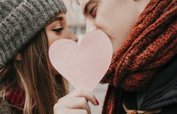 Happy Kiss Day Images 2020 Wishes Quotes, Status: किस डे को और स्पेशल बनाने के लिए अपने पार्टनर से शेयर करें ये मैसेज और कोट्स