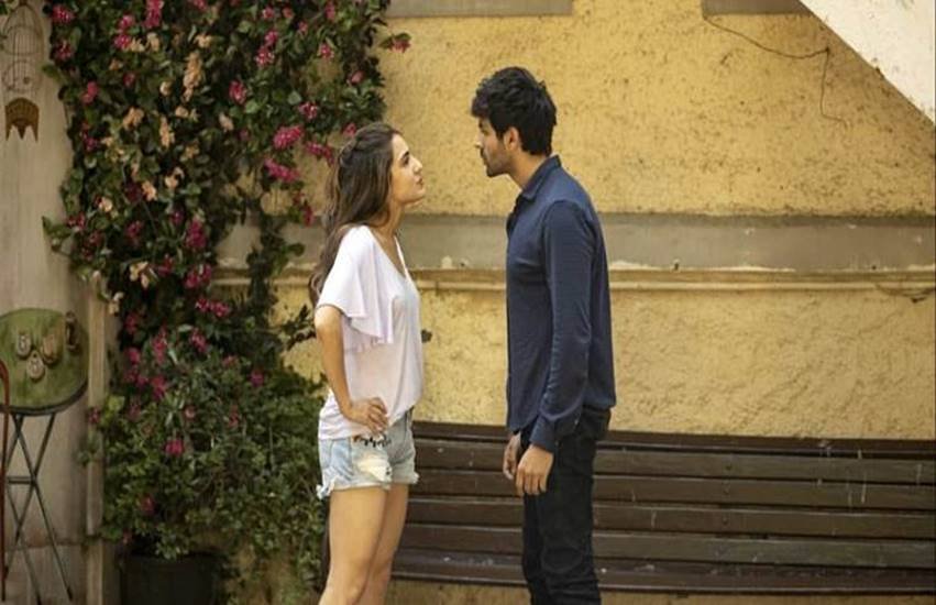 ‘लव आजकल’ अगर सारा अली खान का फिल्मी करिअॅर उठाने के लिए बनाई गई है तो निर्देशक अपने मकसद में कामयाब हुआ है। सारा अली खान ने वो भूमिका निभाई है जिससे आज के जवान लड़के और लड़कियां अपने दौर का महसूस करेंगे। ‘लव आजकल’ अगर सारा अली खान का फिल्मी करिअॅर उठाने के लिए बनाई गई है तो निर्देशक अपने मकसद में कामयाब हुआ है। सारा अली खान ने वो भूमिका निभाई है जिससे आज के जवान लड़के और लड़कियां अपने दौर का महसूस करेंगे।