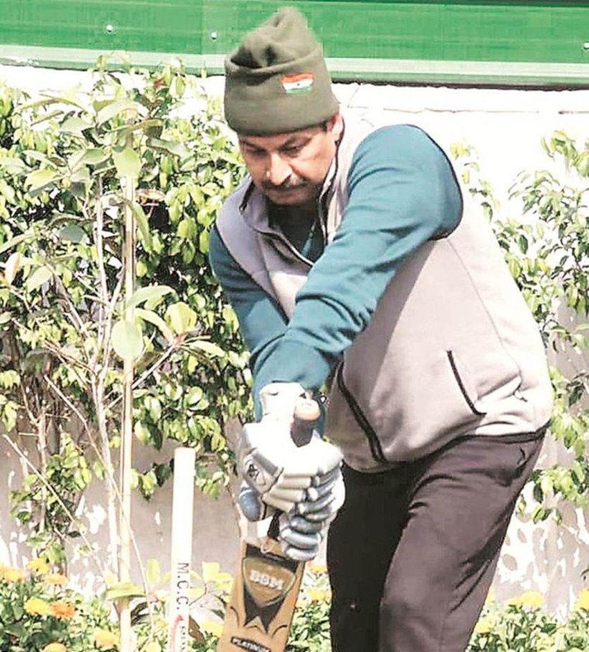 दिल्ली बीजेपी अध्यक्ष मनोज तिवारी घर पर ही क्रिकेट खेलते देखे गए। पिछले सप्ताह भर से उनकी मां दिल्ली में ही हैं। वह अपनी मां के साथ भी समय बिता रहे हैं।