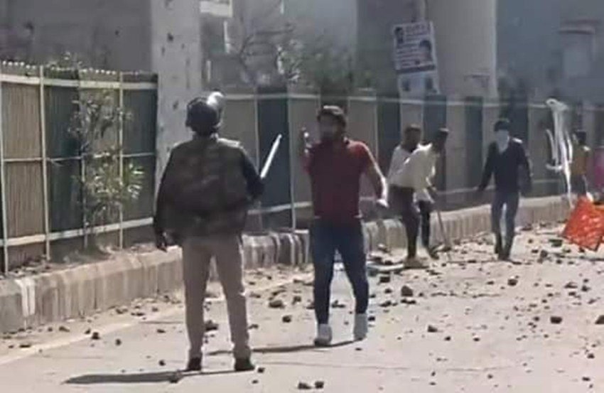 पुलिसवाले भीड़ को रोकने के लिए आगे बढ़े तो एक युवक पिस्टल लहराता हुआ आगे आने लगा।