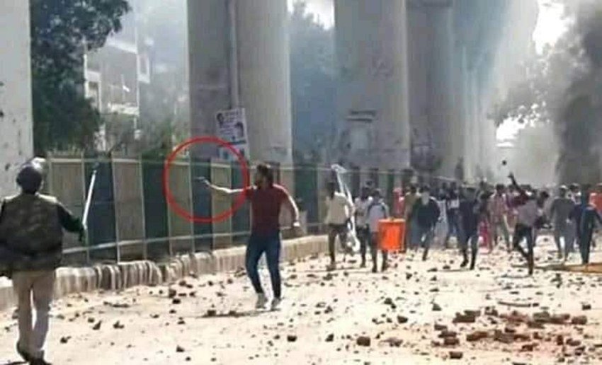 फायरिंग कर रहे शख्स की तस्वीर और वीडियो वायरल होने के बाद रात में दिल्ली पुलिस ने उसे गिरफ्तार कर लिया है।