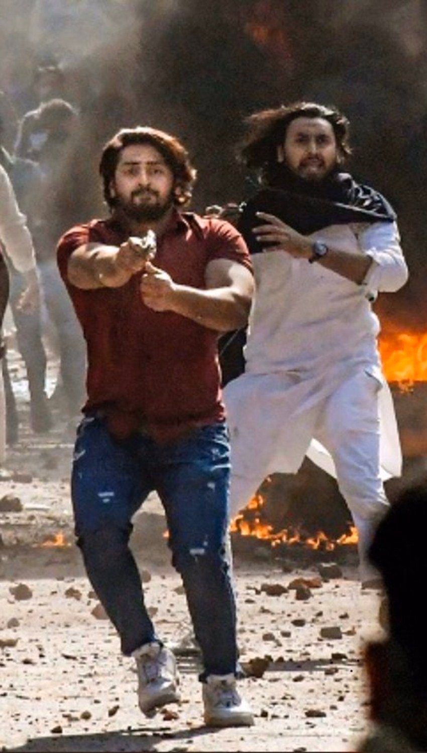 गोलियां चलाते इस शख्स की पहचान जाफराबाद के रहने वाले शाहरुख के तौर पर हुई है।