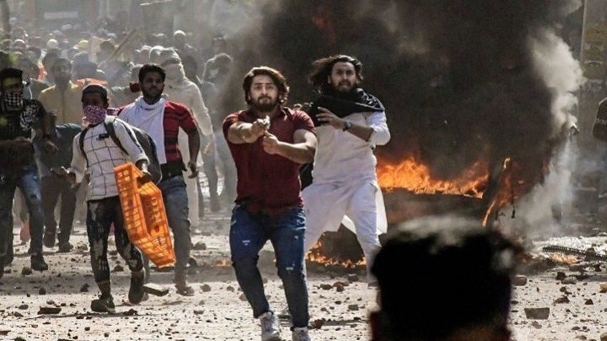 उत्तर पूर्वी दिल्ली में नागरिकता संशोधन कानून को लेकर उपजी हिंसा ने देखते-देखते मजहबी रंग ले लिया। देश की राजधानी में हुए इस उपद्रव में अब तक 28 लोगों की मौत हो चुकी है। फिलहाल हिंसा पर काफी हद तक काबू पाया जा चुका है। उत्तर पूर्वी दिल्ली के हिंसा प्रभावित इलाकों में गृह मंत्रालय की तरफ से देखते ही गोली मार देने के आदेश भी जारी किए गए थे। इस हिंसा की काफी तस्वीरें और वीडियो सोशल मीडिया में वायरल हुए। ऐसी ही एक तस्वीर ती जिसमें एक शख्स सरेआम गोलियां चलाते दिख रहा था।