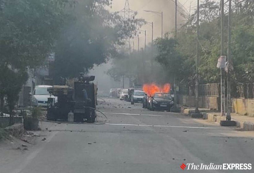 उपद्रवियों की भीड़ कई गाड़ियों और दुकानों को आग के हवाले कर चुकी थी।