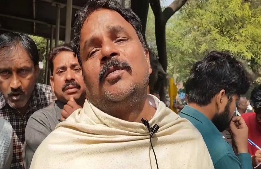 राहुल के पिता हरि सिंह सोलंकी ने इस हिंसा के लिए कपिल मिश्रा को जिम्मेदार ठहराया है। (video screengrab)