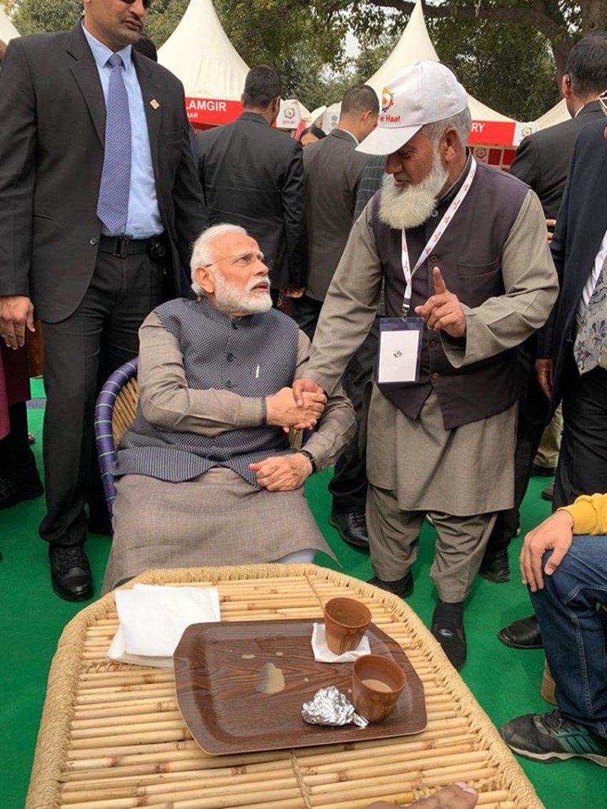 हुनर हाट में मुंबई से आए दुकानदार रहमान ने पीएम मोदी से हाथ मिलाया। रहमान ने खुशी जाहिर करते हुए कहा कि जिंदगी में पहली बार किसी पीएम से हाथ मिलाया है।