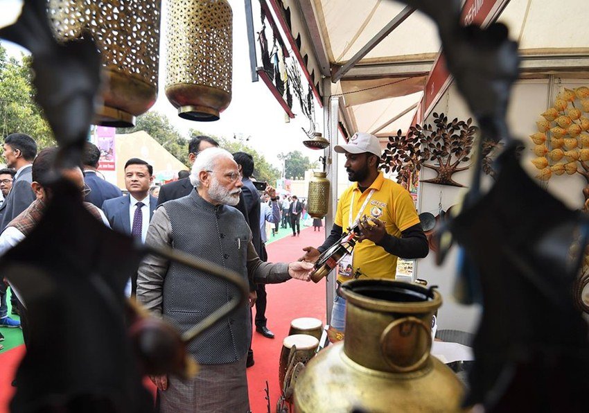 पीएम ने हुनर हाट में चाय और लिट्टी चोखा का आनंद लिया। उन्होंने इसके लिए खुद पैसे भी चुकाए।