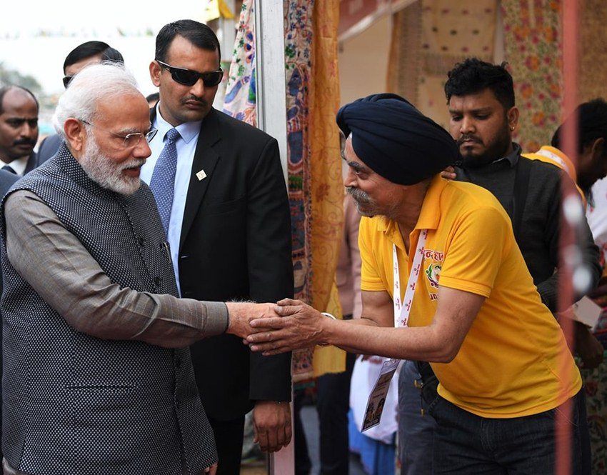 पीएम मोदी वहां दुकानदारों से भी मिले। पीएम से मिलकर ये लोग काफी खुश दिखे।