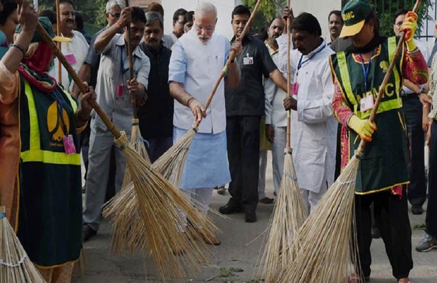 आरटीआई में हुआ खुलासा, स्वच्छ भारत अभियान को पाँच साल में विदेशों से आया मात्र 13.8 लाख। (indian express file)