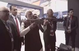 pm modi,defence expo,lucknow, PM Narendra Modi, 11th Defense Expo, defence expo, pm modi in defence expo, Lucknow,Prime Minister Narendra Modi, virtual shooting range, shooting, modi shooting