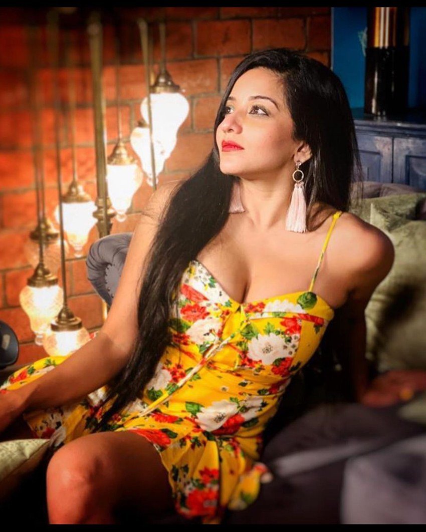 मोनालिसा की लोकप्रियता देखते हुए ही मशहूर टीवी रियालिटी शो Bigg Boss ने उन्हें आमंत्रित किया। मोनालिसा ये शो तो नहीं जीत पाईं लेकिन उन्होंने देशभर में अपने चाहने वाले बना लिए।