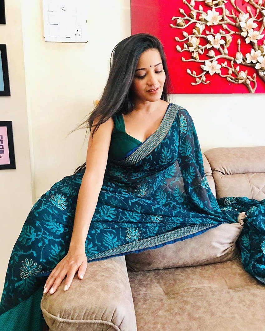मोनालिसा का असली नाम अंतरा बिस्वास है। मोनालिया बंगाली परिवार से संबंध रखती हैं।